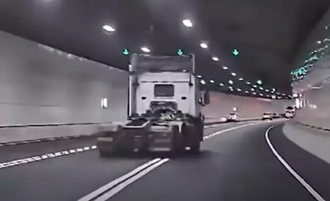 兩架重型車在中九龍繞道隧道管道内懷疑超速駕駛、多次違例橫越雙白線左穿右插，且互相爭路，險象環生。Shun Shun@車cam L(香港群組)FB群組視頻截圖