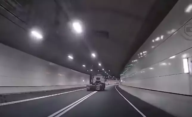 兩架重型車在中九龍繞道隧道管道内懷疑超速駕駛、多次違例橫越雙白線左穿右插，且互相爭路，險象環生。Shun Shun@車cam L(香港群組)FB群組視頻截圖