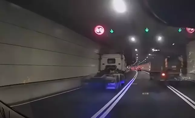 兩架重型車在中九龍繞道隧道管道内懷疑超速駕駛、多次違例橫越雙白線左穿右插，且互相爭路，險象環生。Shun Shun@車cam L(香港群組)FB群組視頻截圖