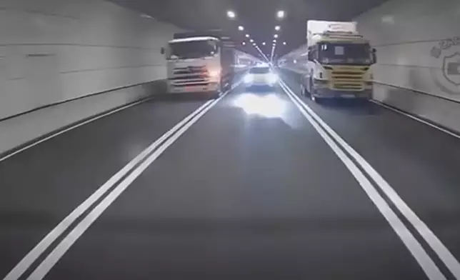 兩架重型車在中九龍繞道隧道管道内懷疑超速駕駛、多次違例橫越雙白線左穿右插，且互相爭路，險象環生。Shun Shun@車cam L(香港群組)FB群組視頻截圖
