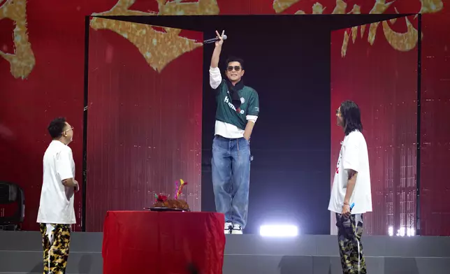 「白武士」兼老闆古天樂登場。