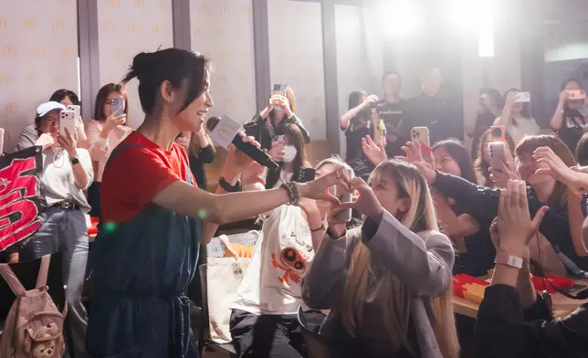 全場熱情的粉絲亦默契十足地齊齊接力「大合唱」整首歌曲。