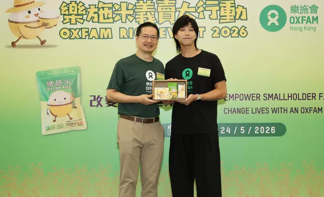 樂施會總裁鄧智輝（左）頒發紀念品予「樂施大使」吳業坤。