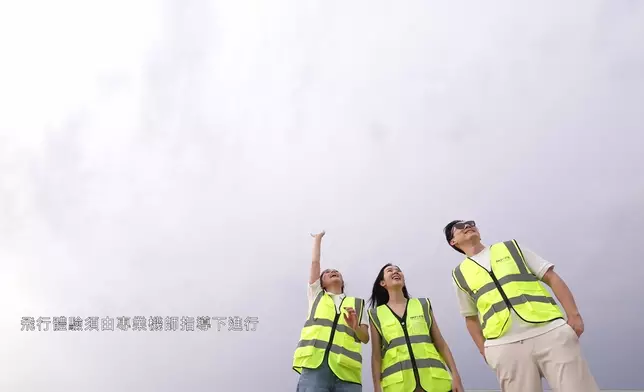 賴慰玲回阿仔個招呼回得勁開心。