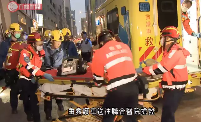 事主被救出後送上救護車。有線新聞影片截圖
