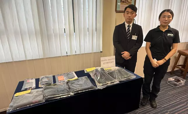 葉皓霖（左）和管秦美怡（右）向傳媒展示證物。