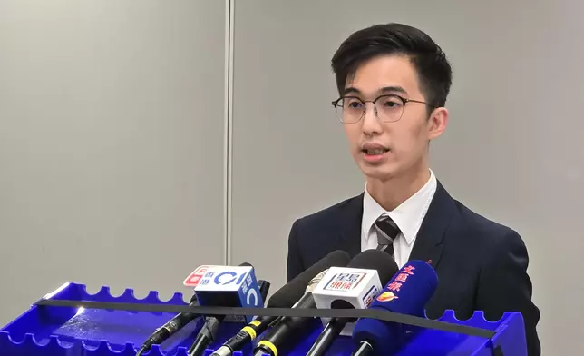 警方新界北總區反三合會行動組第一隊主管高級督察胡諾軒向傳媒簡報案情。