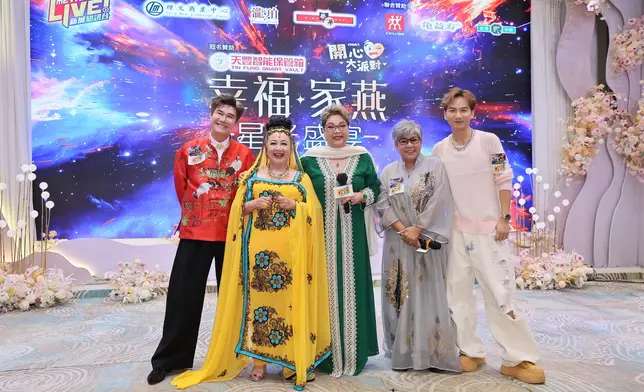家燕姐與周吉佩、黑妹、肥媽、張與辰合照