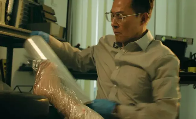 張國強用保鮮紙包實張文慈，再在放在大木箱內。
