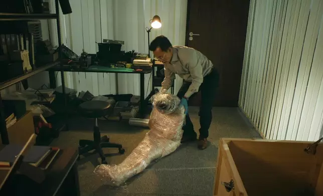 張國強用保鮮紙包實張文慈，再在放在大木箱內。