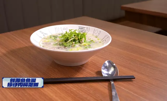 魚湯是這道蠔仔肉碎泡飯的靈魂。