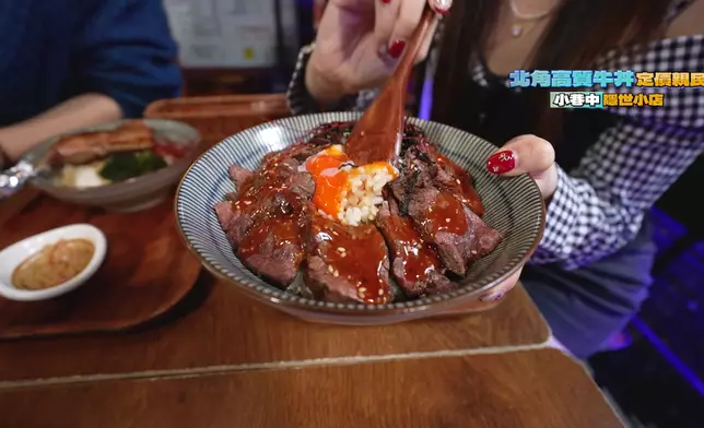 Arthur跟暉哥點了兩款丼飯。