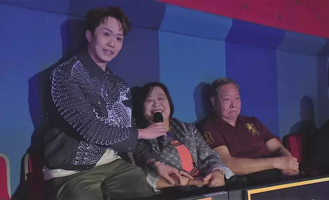 鄭衍峰秘密帶陳父陳母到場，陳旭培感動又驚喜，更走上觀眾席與母親擁抱。