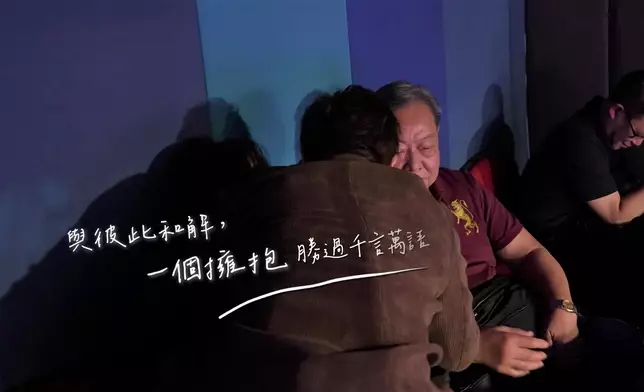 鄭衍峰秘密帶陳父陳母到場，陳旭培感動又驚喜，更走上觀眾席與母親擁抱。
