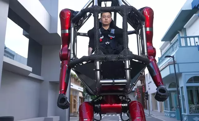 宇樹科技創辦人王興興親自坐上機甲控制室座位進行現場演示。Youtube影片截圖