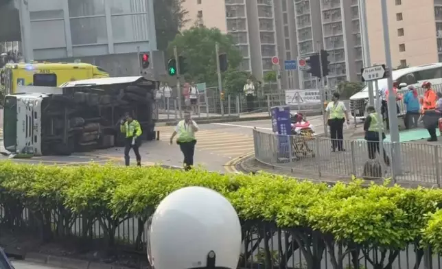 秀茂坪貨車和九巴相撞。FB圖片
