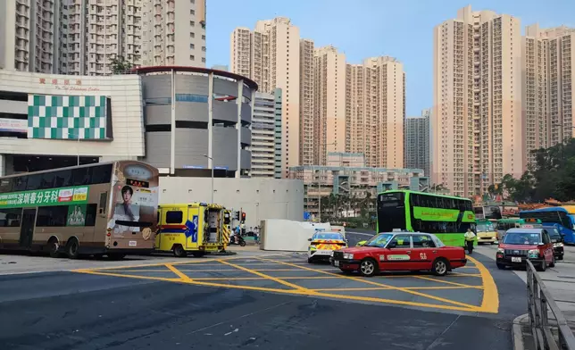 秀茂坪貨車和九巴相撞。FB圖片