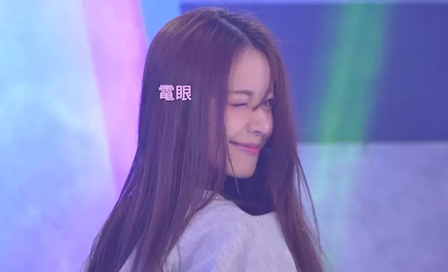 莊子璇大晒「女團可愛三連環」招式「可愛手指指」、 「可愛伸懶腰」及「迷人電眼」。
