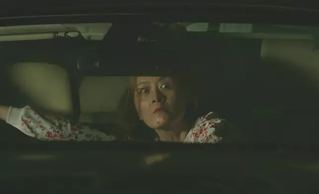 姚樂怡用刀刺殺麥包，被途經的司機見到，她以猙獰眼神嚇走對方。