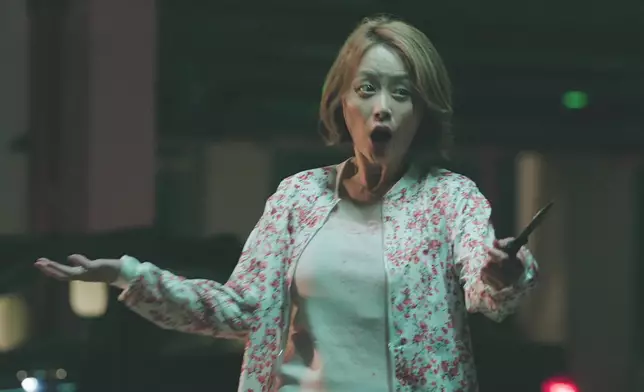 殺了麥包後，姚樂怡發狂大笑。