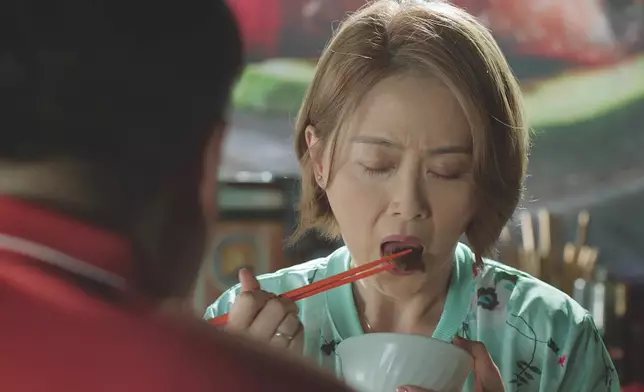 姚樂怡與麥包在不知情下食狗肉。