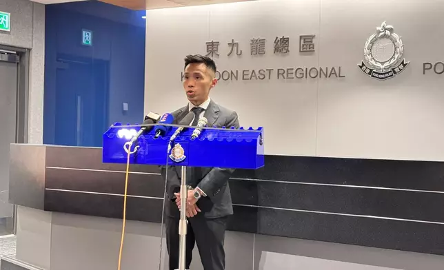 警方東九龍總區反三合會行動組高級督察黃煜程向傳媒簡報案情。