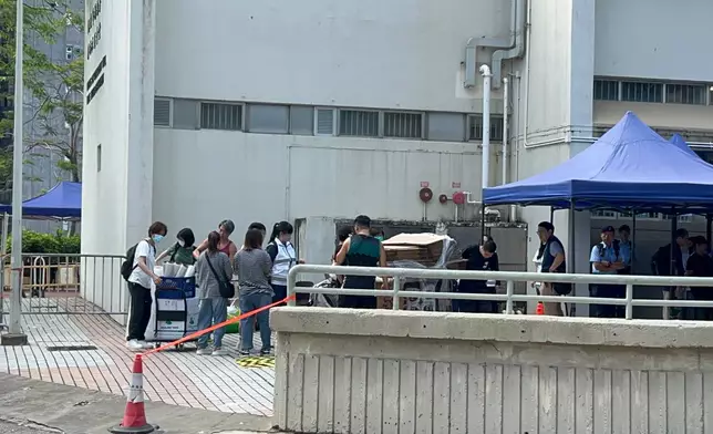 政府安排未受大火直接波及的宏福苑宏志閣居民，由星期三起一連五日，再次分批返回單位執拾。巴士的報記者攝