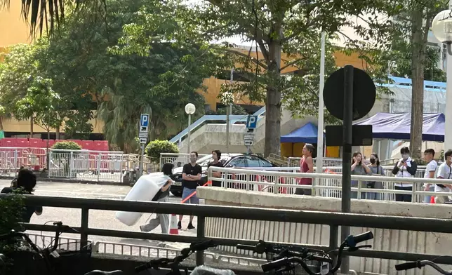 政府安排未受大火直接波及的宏福苑宏志閣居民，由星期三起一連五日，再次分批返回單位執拾。巴士的報記者攝
