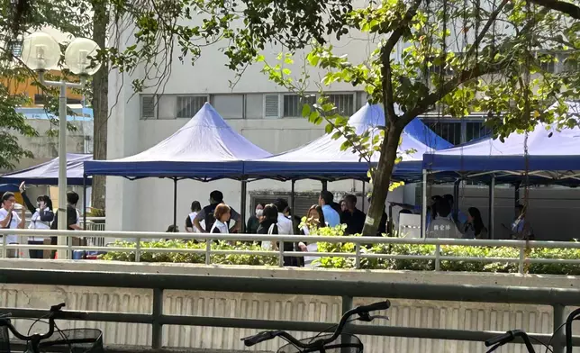 政府安排未受大火直接波及的宏福苑宏志閣居民，由星期三起一連五日，再次分批返回單位執拾。巴士的報記者攝