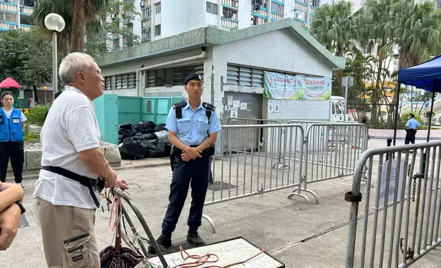 政府安排未受大火直接波及的宏福苑宏志閣居民，由星期三起一連五日，再次分批返回單位執拾。巴士的報記者攝