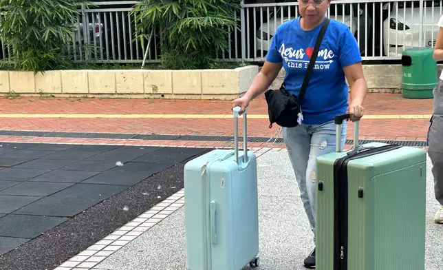 早上時分，陸續有已登記的居民帶同行李箱、手推車和紙皮箱等物品，前往廣福社區會堂辦理登記手續，準備上樓。巴士的報記者攝