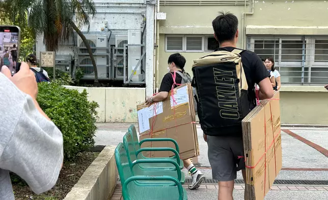 早上時分，陸續有已登記的居民帶同行李箱、手推車和紙皮箱等物品，前往廣福社區會堂辦理登記手續，準備上樓。巴士的報記者攝
