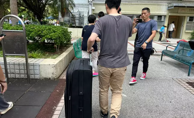 早上時分，陸續有已登記的居民帶同行李箱、手推車和紙皮箱等物品，前往廣福社區會堂辦理登記手續，準備上樓。巴士的報記者攝