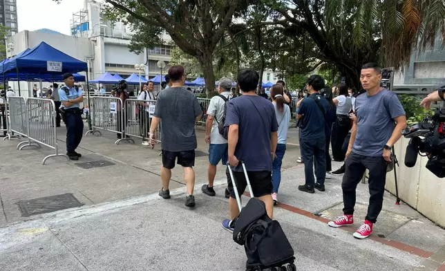 早上時分，陸續有已登記的居民帶同行李箱、手推車和紙皮箱等物品，前往廣福社區會堂辦理登記手續，準備上樓。巴士的報記者攝