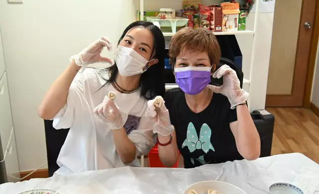 Stephy與同路舍女性共居宿舍街坊一同包裹餃子，現場氣氛溫馨融洽。