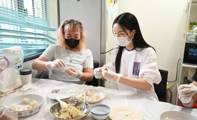 Stephy與同路舍女性共居宿舍街坊一同包裹餃子，現場氣氛溫馨融洽。