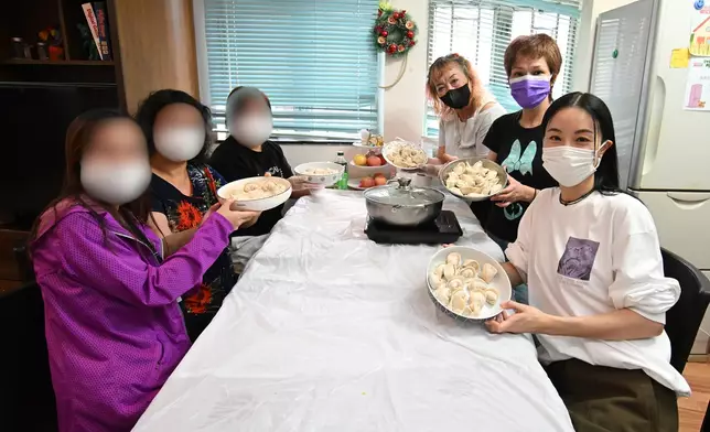 Stephy與同路舍女性共居宿舍街坊一同包裹餃子，現場氣氛溫馨融洽。
