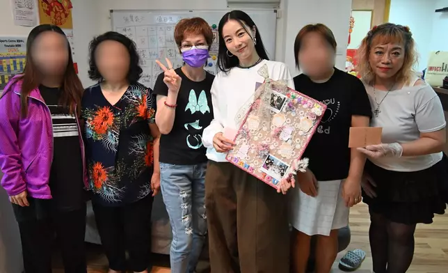 街坊向Stephy贈送親手製作的心意卡。
