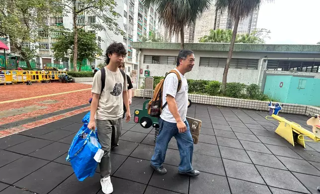 孫先生（左）。巴士的報記者攝