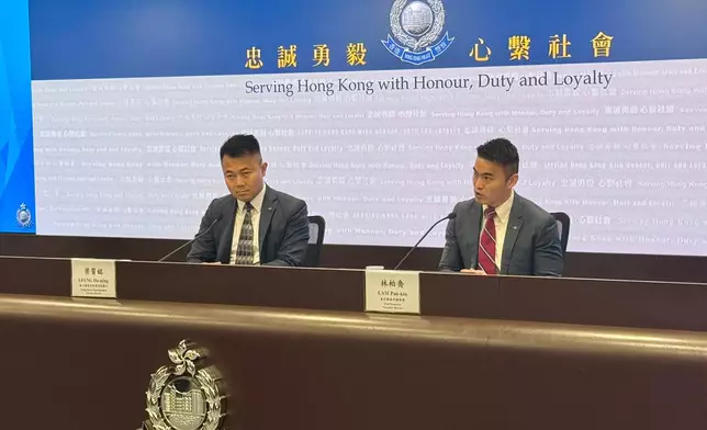 警方毒品調查科署理高級警司梁賀銘（左）及總督察林柏喬（右）向傳媒簡報案情。