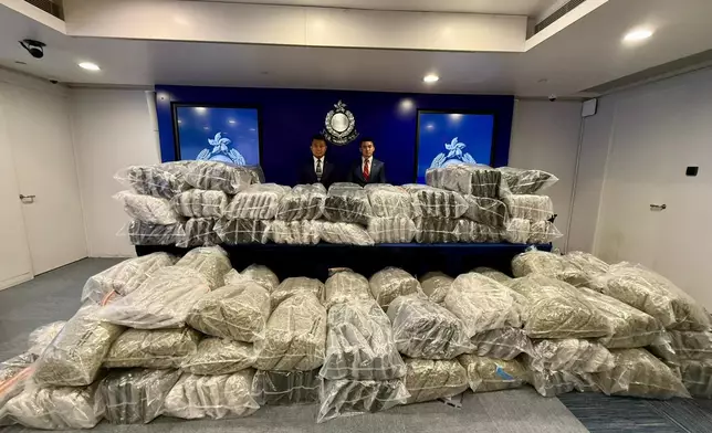 梁賀銘（左）及林柏喬（右）展示證物。