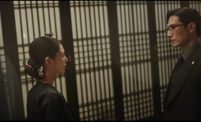 黑化的閔總理與大妃手中掌握「秘密王牌」。Disney+提供圖片