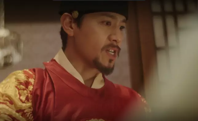 飾演理安大君父母的孫俊浩與金素賢，現實中是韓國音樂劇界著名的「姊弟戀」模範夫妻。Disney+提供圖片
