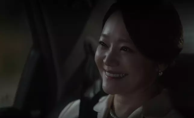 飾演理安大君父母的孫俊浩與金素賢，現實中是韓國音樂劇界著名的「姊弟戀」模範夫妻。Disney+提供圖片