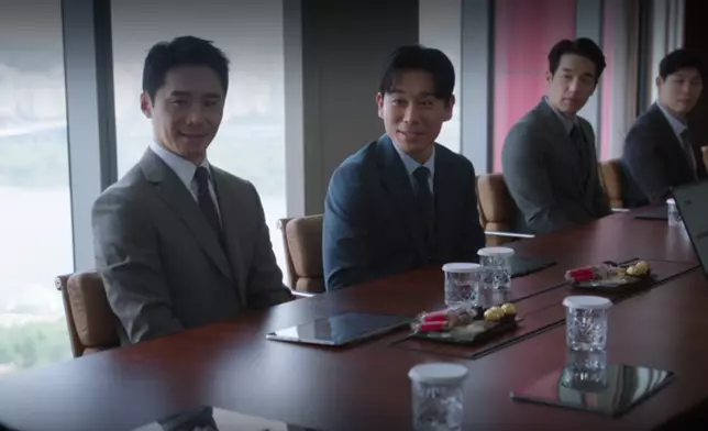 林徹洙與金大坤一同飾演成熙周公關部下屬。Disney+提供圖片