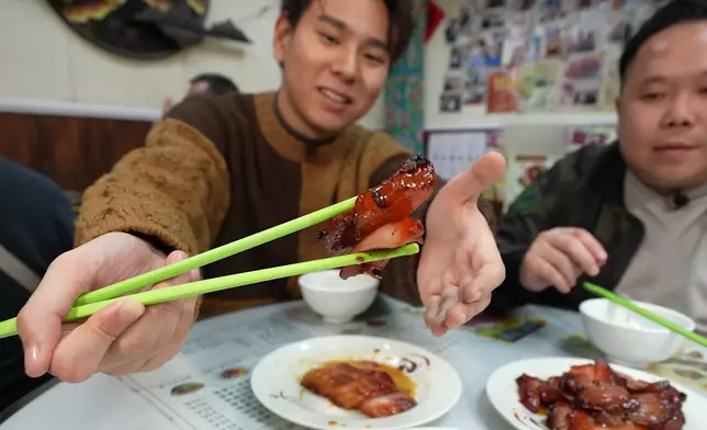 行仔品嚐金錢雞燒味。