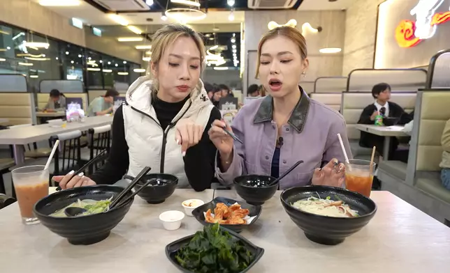Nicole、Jessica見到逾20款小食，非常興奮。