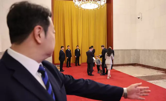 馬斯克攜同幼子現身人民大會堂。AP圖片