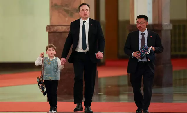 馬斯克攜同幼子現身人民大會堂。AP圖片