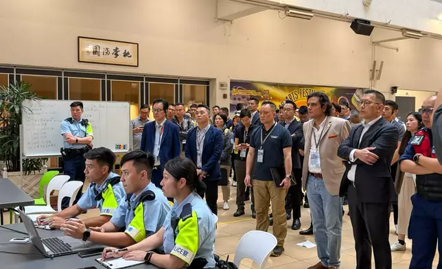 新界南總區衝鋒隊人員設立前線指揮站，協調救援及善後工作。